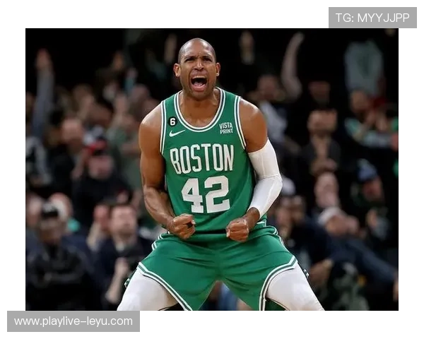 霍福德领衔凯尔特人内线,坚固防守助力球队攻防平衡 霍福德领衔凯尔特人内线,坚固防守助力球队攻防平衡